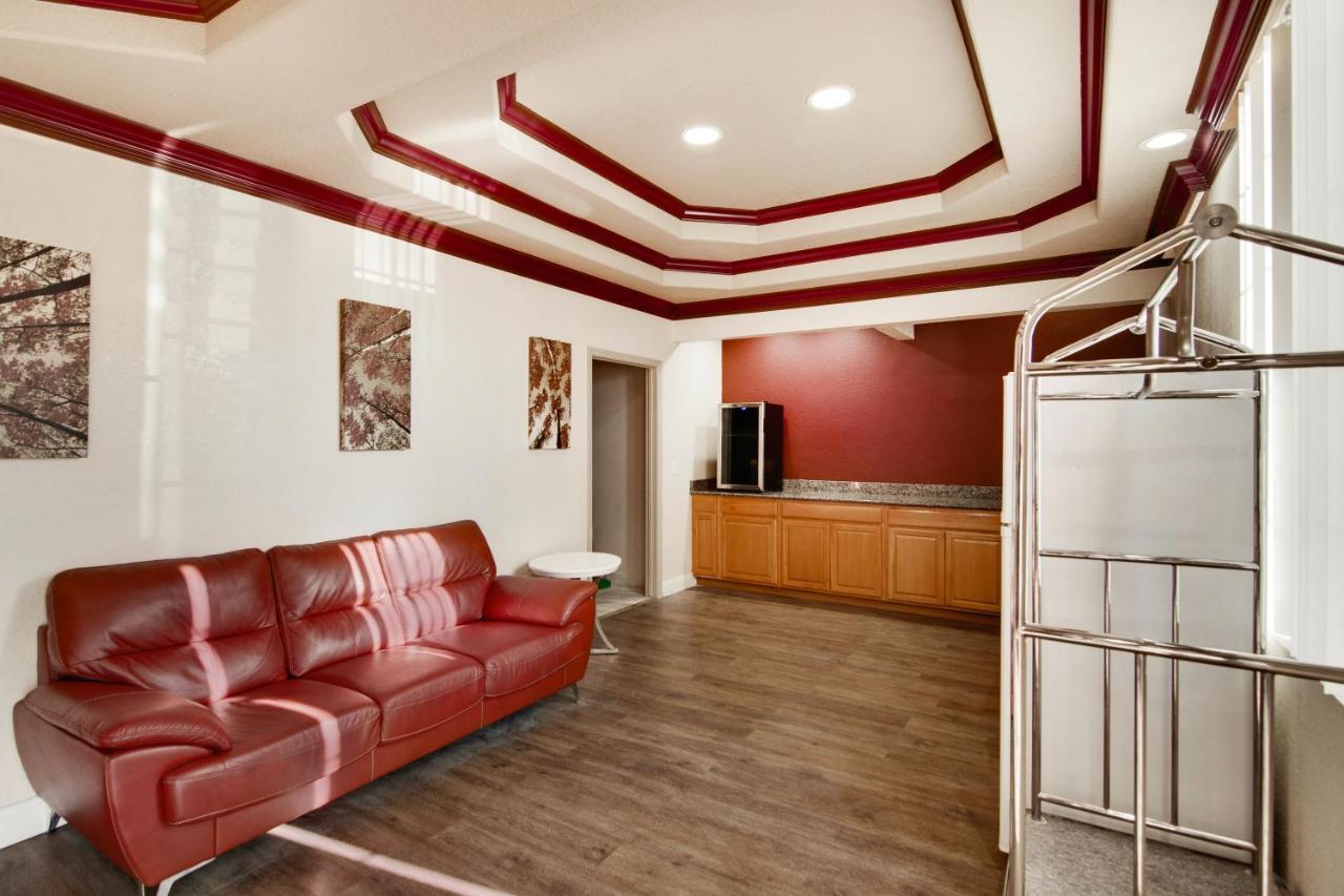 Red Roof Inn & Suites Pensacola-Nas Corry Beach Haven Екстер'єр фото