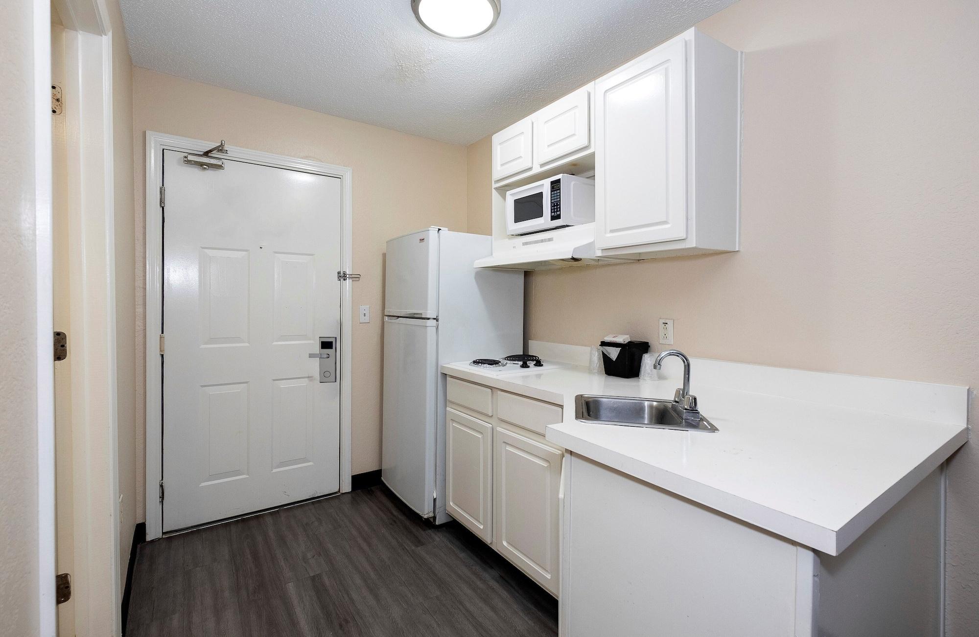 Red Roof Inn & Suites Pensacola-Nas Corry Beach Haven Екстер'єр фото