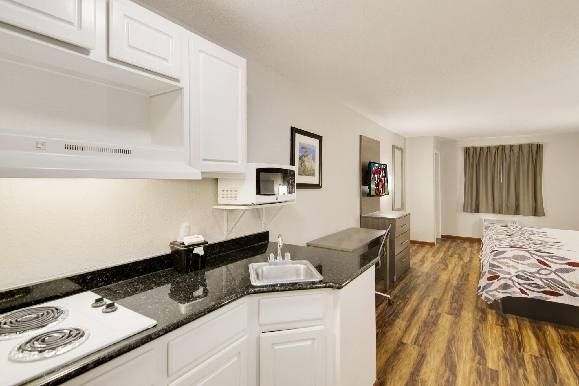 Red Roof Inn & Suites Pensacola-Nas Corry Beach Haven Екстер'єр фото
