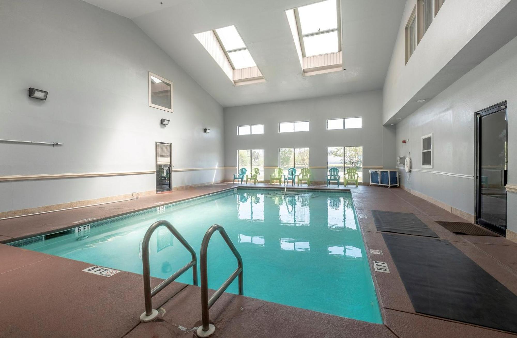Red Roof Inn & Suites Pensacola-Nas Corry Beach Haven Екстер'єр фото